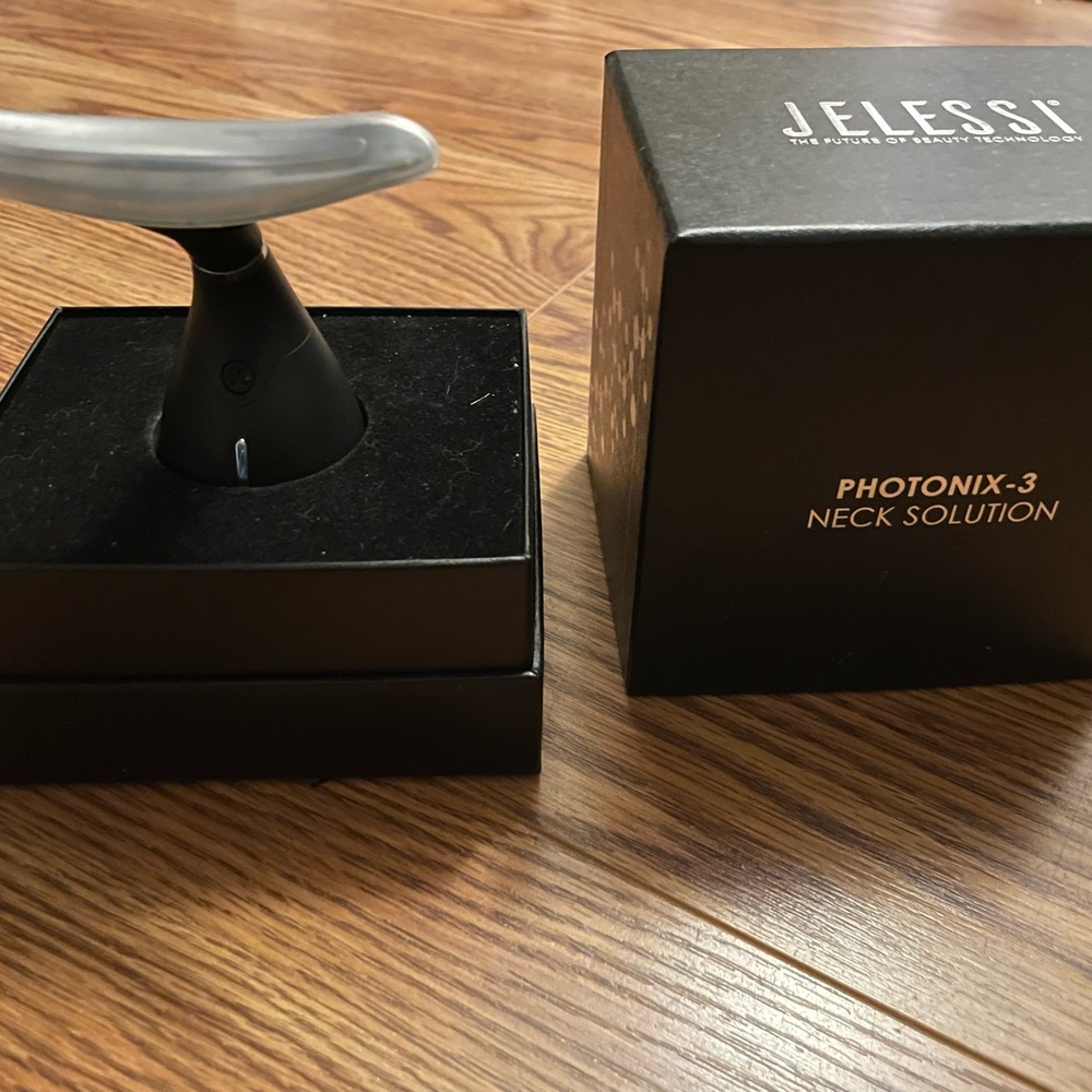 🎉Host Pick🎉JELESSI  PHOTONIX- 3 Skincare Tool for Advanced Care with charger